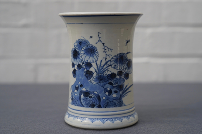 Een Chinese blauwwitte penselenbeker met decor van antiquiteiten, Kangxi